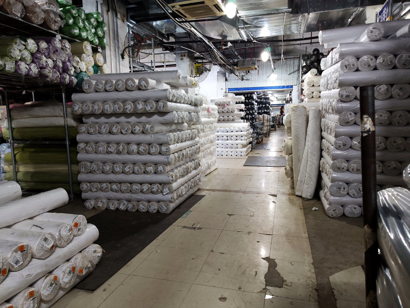 Bulk fabric roll storage wall